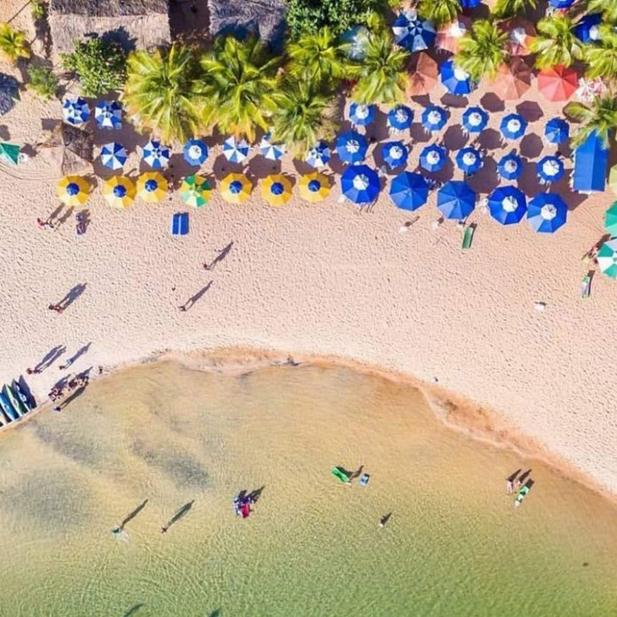 praia-linda-aguas-cristalinas